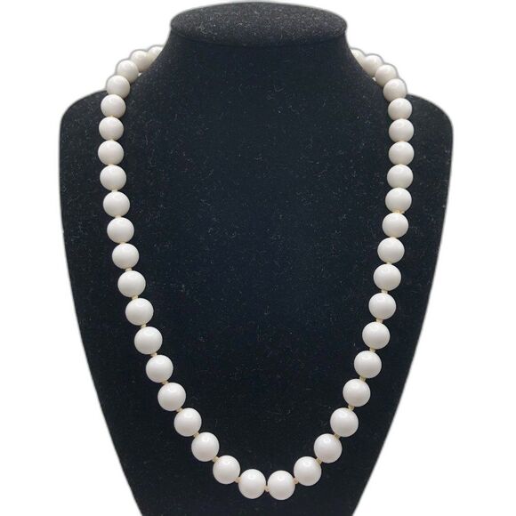 Vintage White Round Bead 21 Inch Necklace - Picture 1 of 4